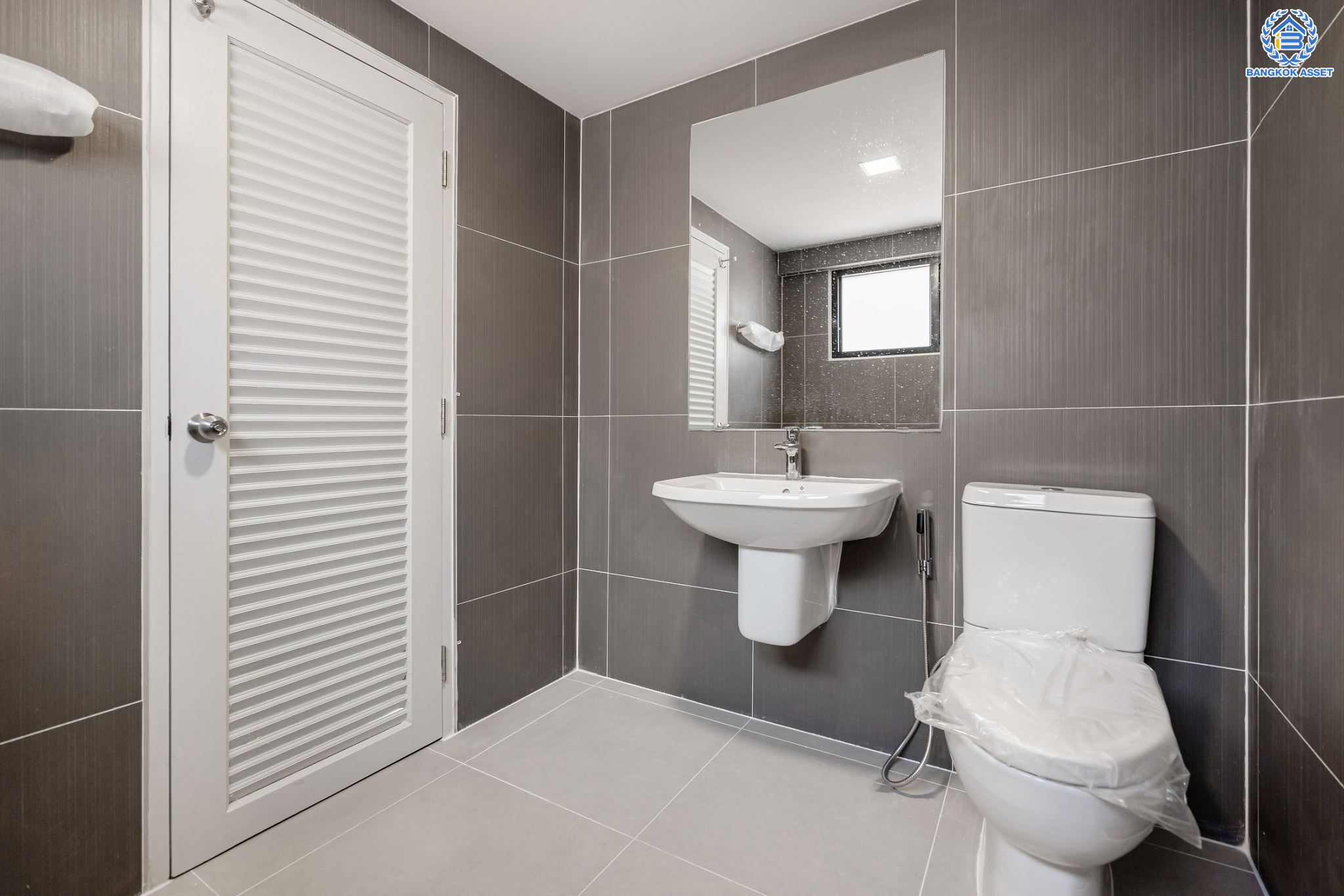 บ้านมือสองตกแต่งใหม่ ซอยวัดเวฬุวนาราม36 สรงประภา-ดอนเมือง บ้านเดี่ยวหลังใหญ่ เนื้อที่ 101 ตร.ว. ฟังก์ชัน 5 ห้องนอน 5 ห้องน้ำ 1 ห้องอเนกประสงค์ 1 ห้องรับประทานอาหาร 1 ห้องแม่บ้าน จอดรถได้ถึง 4 คัน บนทำเลดีที่สุด ใกล้สนามบินดอนเมือง ทางด่วน "ศรีสมาน" และรถไฟฟ้าสายสีแดง "สถานีดอนเมือง"